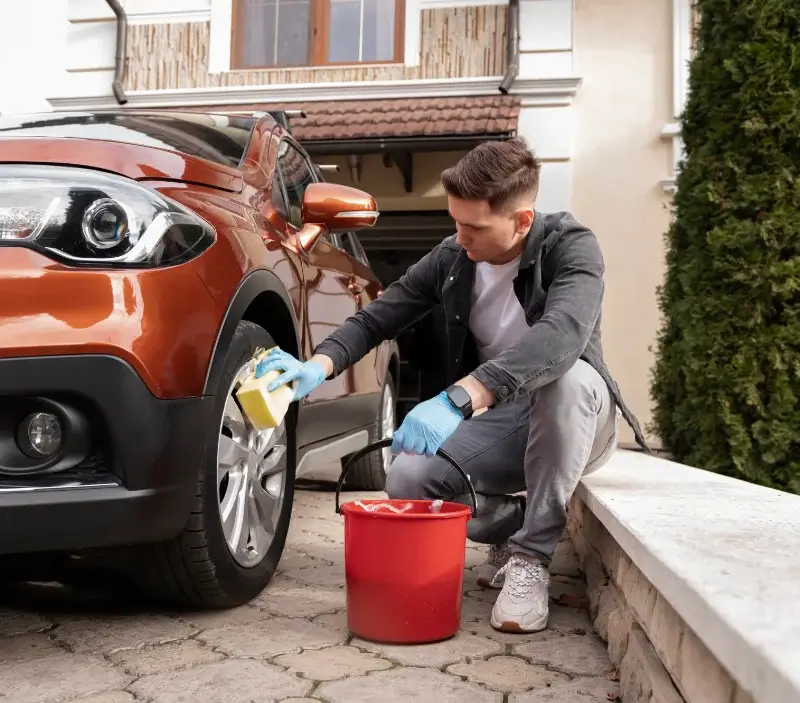 Lavage auto à domicile Perrou : professionnel intervenant sur un véhicule